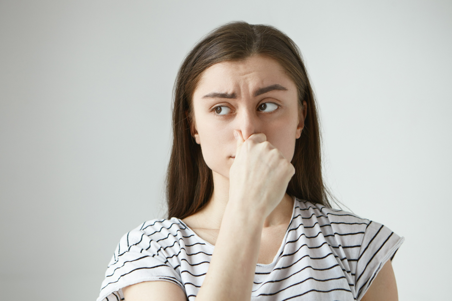 Nieprzyjemny zapach z szamba w domu – co robić?
